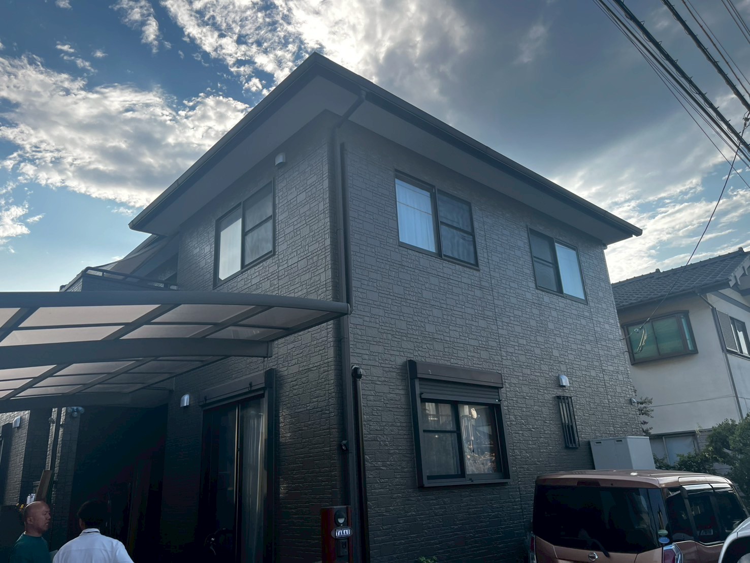 春日部市で築20年の戸建ての点検。屋根材の破片を建物周りで劣化確認！